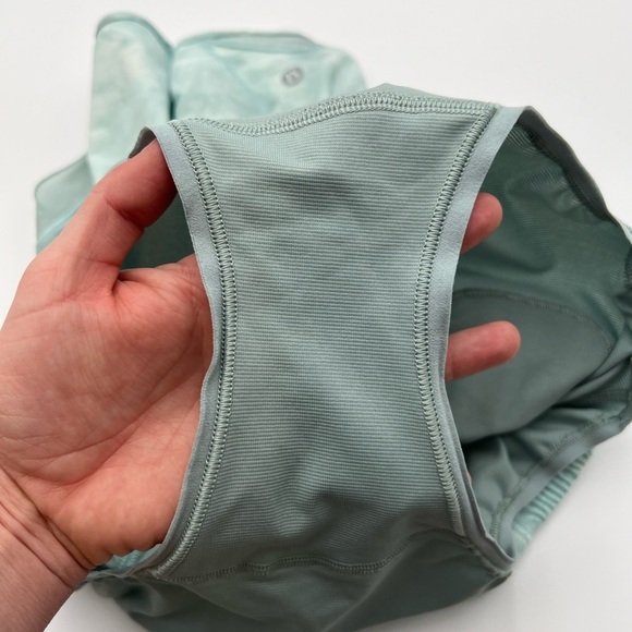 Women’s Lululemon Hotty Hot High Rise 4” Lined Blue Tie Dye Shorts Size 4 - Picture 8 of 10